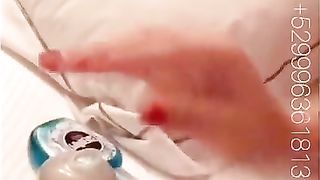 Chica Latina Gozando a Solas Con un Desodorante Striptease