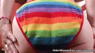 Latina milf Karina takes a hot bath and gets turned on