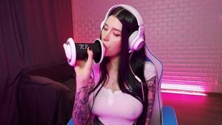 ORGASMIC ASMR GORGEOUS BABE LICKING AND SUCKING. HONEY HAZE