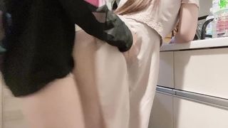 【料理中イチャイチャ】料理中を襲い沢山濡らしバックで気持ちよくする