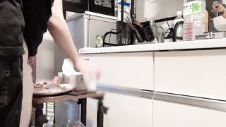 【料理中イチャイチャ】料理中を襲い沢山濡らしバックで気持ちよくする