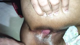 dejo que se aproveche de mi gran culo y me eyacula adentro