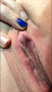 Amateur BBW montre son enorme clitoris