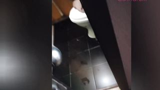 Подглядывал как сводная сестренка дрочит в душе и кончил на неё