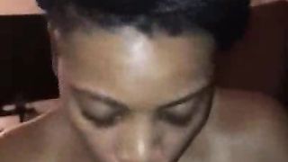 Une black exceptionnelle suce comme une reine