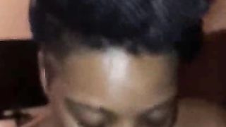 Une black exceptionnelle suce comme une reine