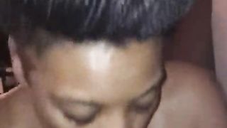 Une black exceptionnelle suce comme une reine