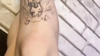 I want daddy to touch my feet