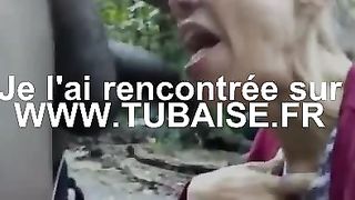 Une vieille suce un black dans les bois