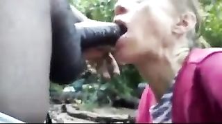 Une vieille suce un black dans les bois