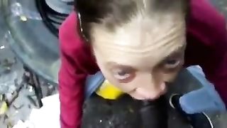 Une vieille suce un black dans les bois