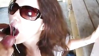 Une jolie brune qui aime le sperme...