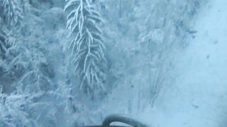 Elle se masturbe dans une remontee de ski