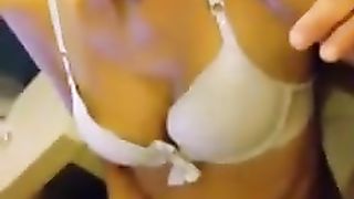 Une brunette qui suce et avale le sperme