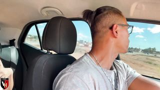 Trocando a Roupa Dentro do Carro