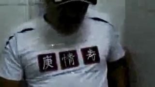 Filmou caminhoneiro trocando oleo no banheiro