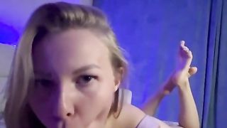 Милая блондинка с шикарной попой глубоко сосет