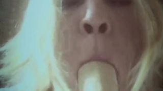 Сексуальная зайка с наслаждением сосет большой дилдо для папочки.