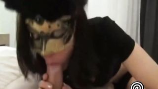 Brunette anonyme qui suce divinement bien