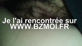 Un mec doigte sa copine pendant son sommeil