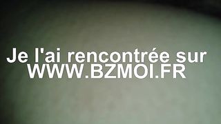 Un mec doigte sa copine pendant son sommeil