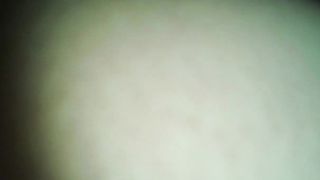 Un mec doigte sa copine pendant son sommeil