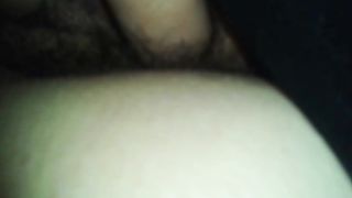 Un mec doigte sa copine pendant son sommeil