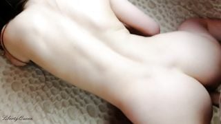 Шлюха любит делать селфи, когда ее трахают