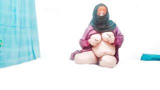 Muslim Hijab Girl Show Huge Boobs