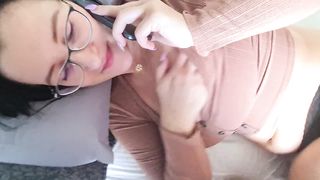 CurvyJules wurde gefickt, während sie mit ihrer besten Freundin telefonierte