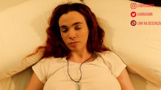 A irmã do seu melhor amigo te ajudando a bater punheta (ASMR JOI)