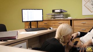 LOAN4K Avoir besoin d'un prêt  la femme d'affaires à se mettre en couple avec un homme