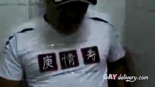 Filmou caminhoneiro trocando oleo no banheiro