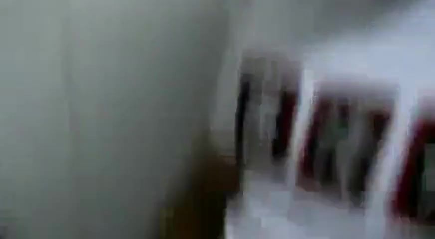 Filmou caminhoneiro trocando oleo no banheiro