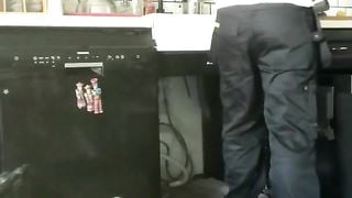 Fuite sous l'évier! Milf allume le plombier et se fait baiser HARD par les deux trous - MILF AT HOME