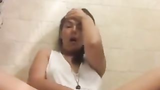 MOROCCAN GIRL GETS ORGASM IN BATHROOM