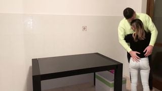 Vicini bussano alla porta per urla. Bella bionda sbattuta sul tavolo durante le pulizie di casa. ITA