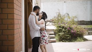 Su amigo llega de viaje y lo seduce (termina mal)