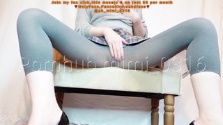 【放尿・お漏らしシーンあり】グレーのレギンスを履いてノーパン吸引オナニー。気持ち良すぎて漏らしちゃった。