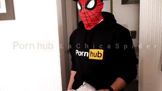 LaChicaSpider hace un trío con su novia y el repartidor