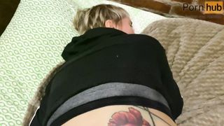 Knepede en andens kone på et hotelværelse