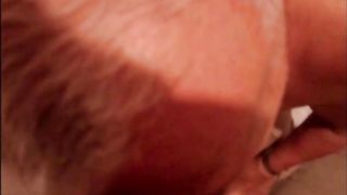 Coroa mamando no banheiro