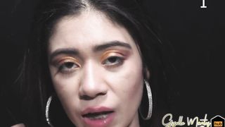 voy a un club swinger y me meto en uns caja y empiezo a mamar verga