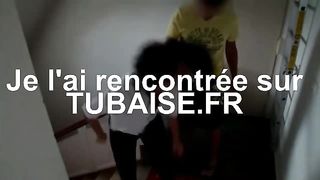 Baise dangereuse amateur dans les escaliers