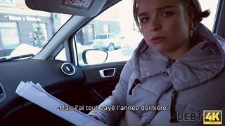 DEBT4k. Un jeune débiteur au visage mignon pense que le sexe vaut mieux que la peine