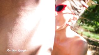 Tara Cherry cueille des cerises et se fait attraper par le patron et son employé