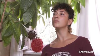 Süße deutsche Brünette benutzt gerne Dildo