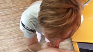 Вкусный завтрак возбудил девушку, и она отблагодарила сочным минетом