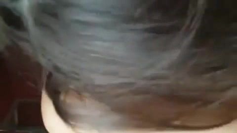 Son cheri lui a demande de se faire filmer pendant qu'elle suce un pote !