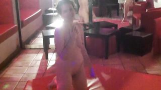 FIRST TIME IN CLUB premiere fois club libertin jeune salope saya gangbang france